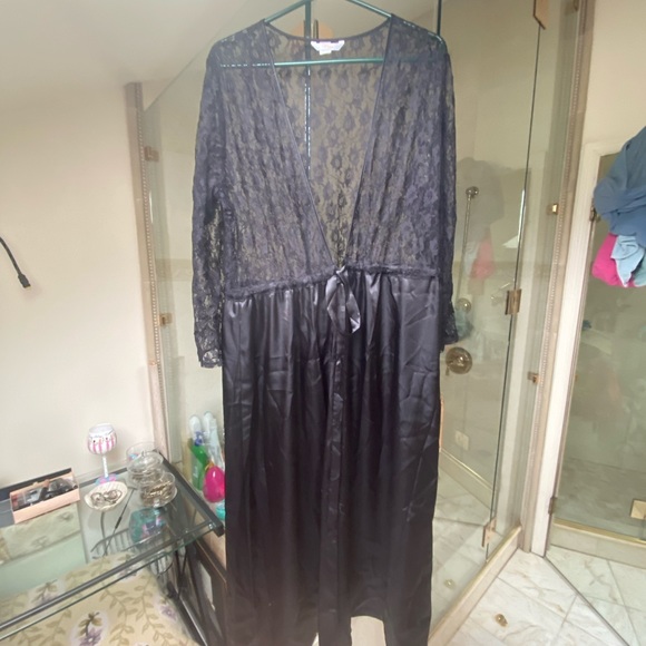 Black Robe - Picture 3 of 9